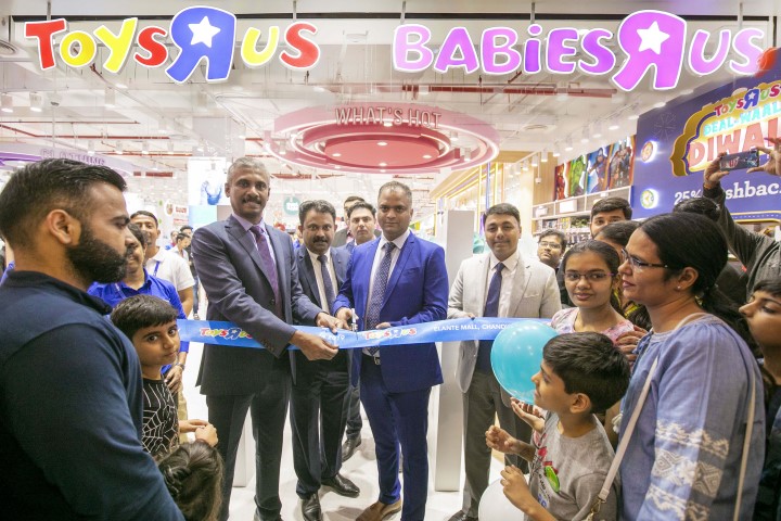Toys“R”Us launches its first store in 