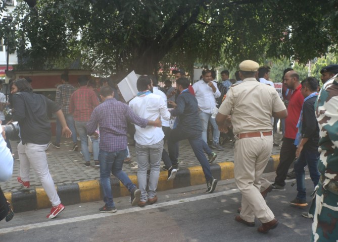 Police detains DUSU President ABVP members while protest against Delhi govt