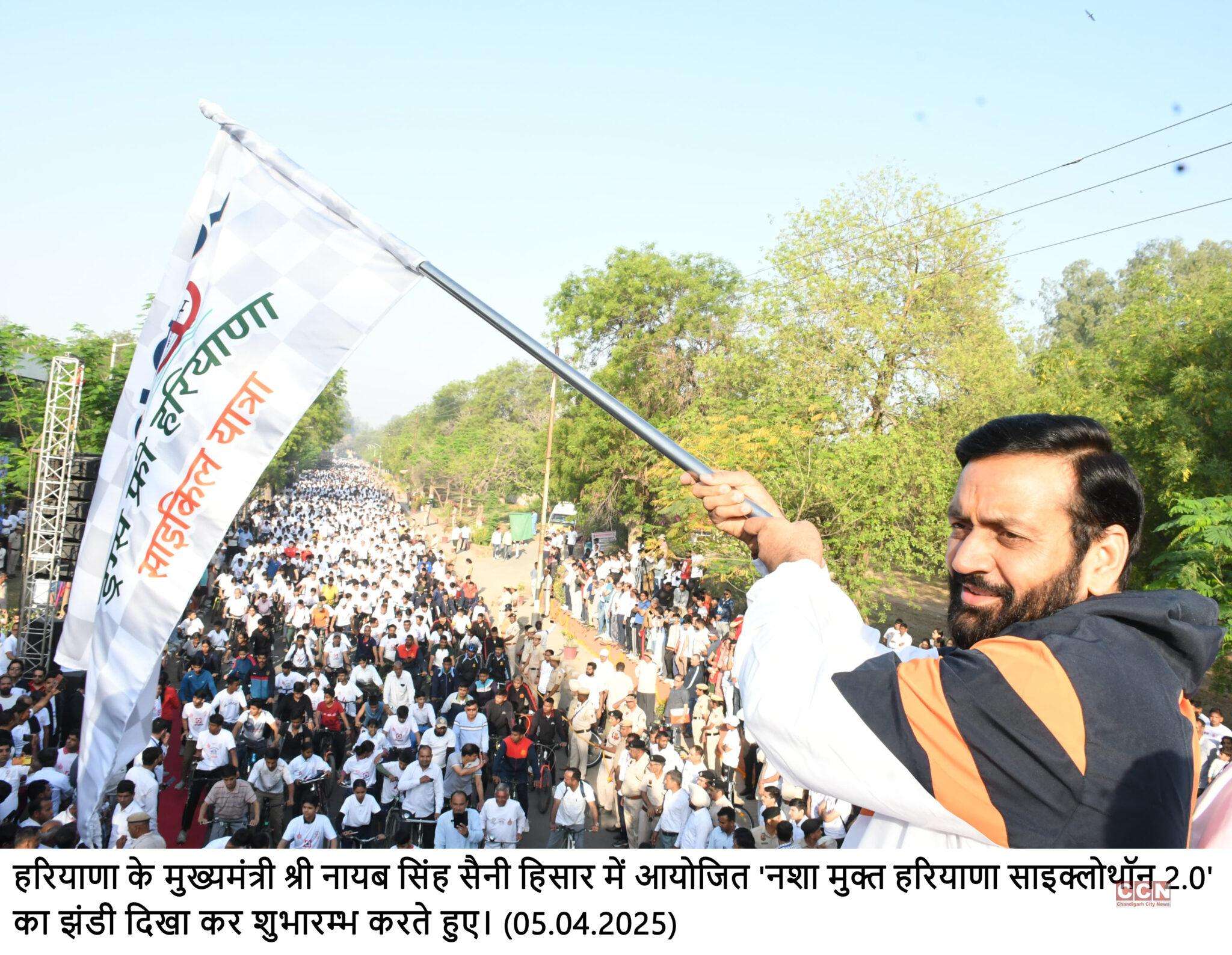 CM flagging off the 'Drug Free Haryana Cyclothon 2.0' organised in Hisar